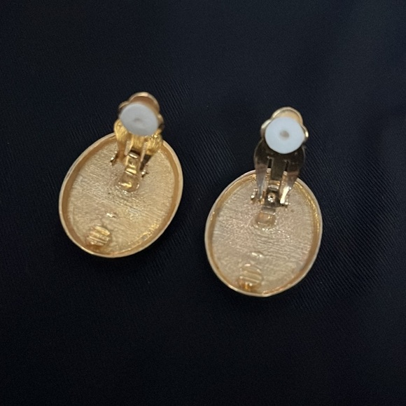 Vintage large pearl clip on earrings - Picture 3 of 3